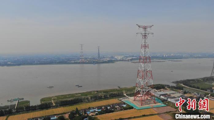 跨越塔高度达385米！世界最高输电塔在江苏江阴跨江架线