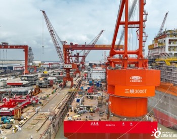 江苏南通：海上风电大型施工船下水