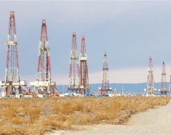 世界最大致密砾岩油田——<em>玛湖油</em>田原油累产超千万吨