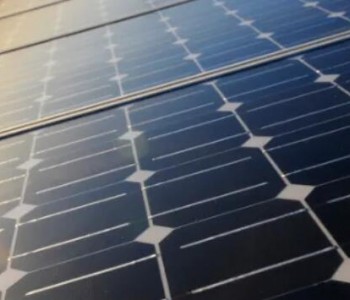 钙钛矿太阳能电池寿命延至30年 可再生能源技术重要里程碑