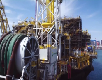“巨型海上石油加工厂”在大连完工交付