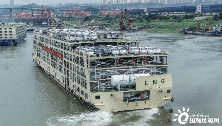 长江第一艘LNG双燃料商品汽车滚装船“民生号”成功首航