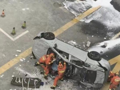 <em>蔚來汽車</em>總部一輛電動汽車墜樓 造成一人死亡一人受傷