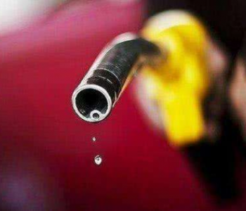 国家发改委：国际油价超过每桶130美元调控上限后国内成品油价格暂<em>不再</em>上调