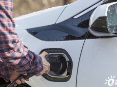 大多数美国人不愿买电动汽车，调查显示充电难是主