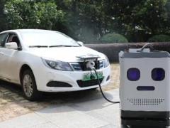 “聪明”的充电桩自己会找车 金华试用智能移动<em>充电机器人</em>