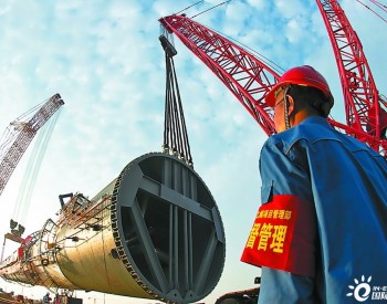天津南港乙烯项目首台大型设备吊装成功
