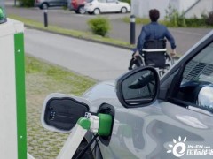 福特汽车研制机器人充电站来帮助残疾司机为车辆补