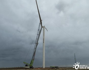 玉门麻黄滩200兆瓦项目首台风机吊装就位