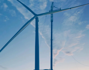 朝阳双塔宝地新能源42.5MW<em>分散式风电项目</em>首台风机顺利吊装完成