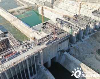 黄金峡<em>水利枢纽工程</em>纵向围堰坝段顺利浇筑至顶！