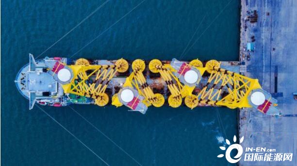 总高超93米！全球最深吸力筒式海上风电项目34套导管架交付