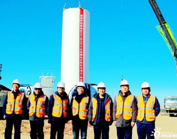 <em>新疆阿勒泰</em>25万千瓦风电项目完成首台风机吊装