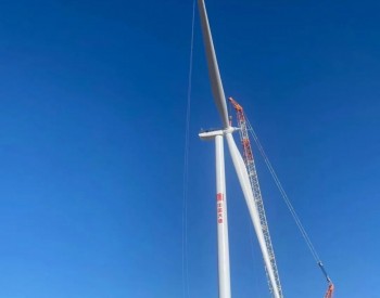 大唐十三师<em>三塘湖风电场</em>首台单机容量最大5.5兆瓦风机吊装成功