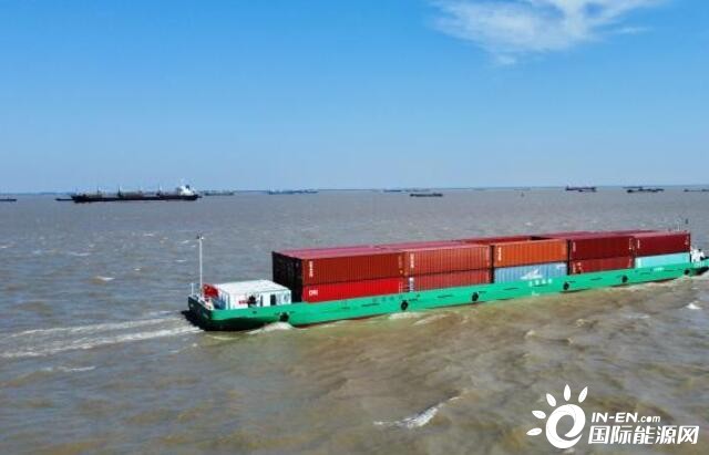 续航可达220公里！全国首艘120标箱纯电动内河集装箱船在江苏太仓首航