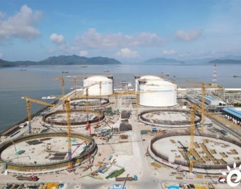 群塔林立大国工程，中联重科助力华南地区最大LNG储运<em>基地建设</em>