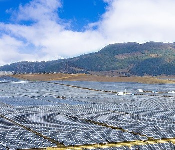 <em>总装机</em>600MW！全球首个超高海拔光伏实证基地在四川甘孜投产