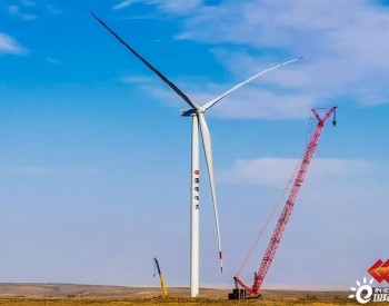 <em>国家能源集团</em>达旗200兆瓦风电项目吊装首台风机