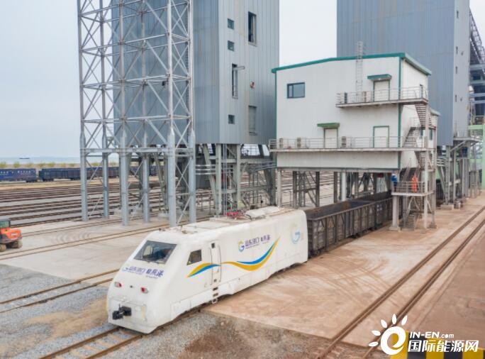全国首台智能化电动火车联合装车楼装车作业在日照港完成重载试车