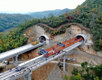 中国<em>能建葛洲坝集团</em>投资建设的宁石高速全线双幅贯通