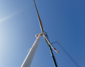 <em>中国能建东电一公司</em>承建锦州黑山风电项目首台风机吊装完成