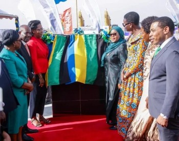 坦桑尼亚总统哈桑考察中国电建<em>基邦多项目</em>，并为多多马机场项目揭牌