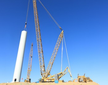 <em>托克</em>托发电公司：200万千瓦风光项目首台风机成功吊装
