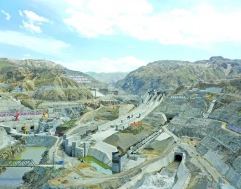 青海省<em>羊曲水电站</em>堆石坝提前10天填筑至2600米高程