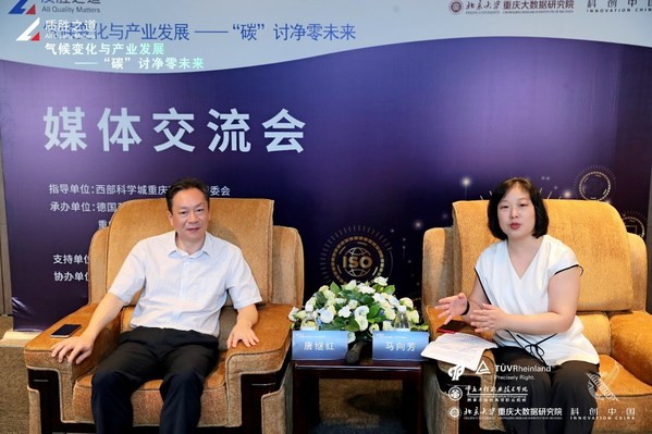 TUV莱茵重庆分公司总经理马向芳（右）和重庆工程职业技术学院副校长唐继红接受媒体采访