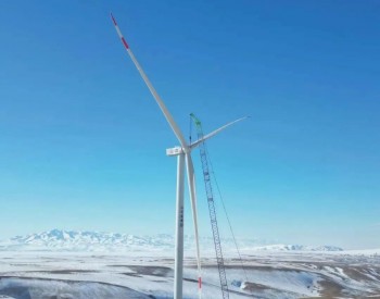 中核集团首个风电源网荷储项目顺利完成首台风力发电机组吊装