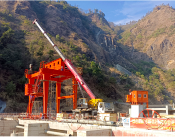尼泊尔中百太克水电站完成溢流坝坝顶门机安装