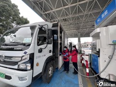 中国石化首次为上海城市公交加氢 在沪累计为氢<em>燃料车</em>提供服务超11万车次