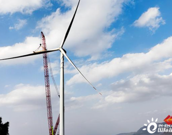 国家能源集团宣威210兆瓦风电项目首台风机吊装完成