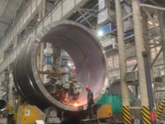 兰石重装重型装备制造新突破！2100吨锻焊加氢反应器“满弦”开工