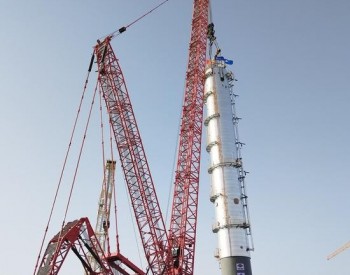 新疆中昆新材料2×60万吨/年天然气制乙二醇项目<em>甲醇回收塔</em>吊装仪式举行
