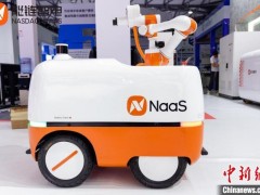 智能充电机器人亮相展会 可自动寻车、插枪充电助