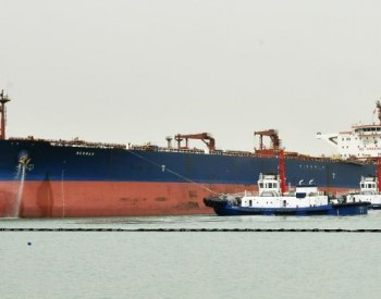 可泊10万吨级<em>油轮</em> 河北黄骅港泰地液化码头对外开放