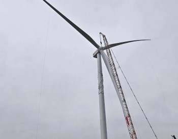 <em>昌吉</em>国投木垒风电项目首台机组完成吊装