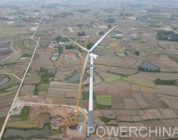 国内陆上首个170米超高混钢<em>塔架</em>风场首台风机吊装成功