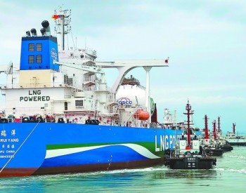 全球首艘LNG双燃料<em>油轮</em>在福建炼化卸油