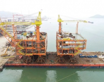 南海最大合作<em>油田开发项目</em>上部组块完工装船