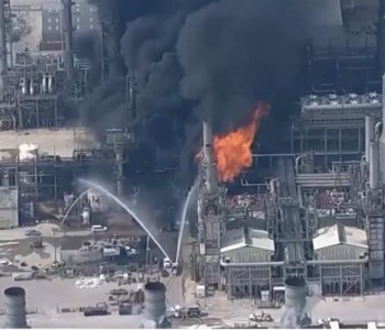 美国一石油化工厂发生火灾，仍在扑救→
