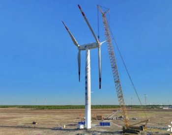 世界首台串列式双风轮风电机组顺利<em>完成吊装</em>！