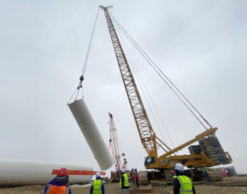 全球最高海拔风电项目首台风机顺利开吊