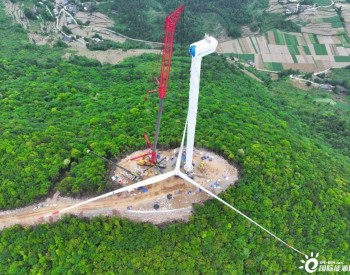 重庆麒麟风电项目首台风机吊装完成