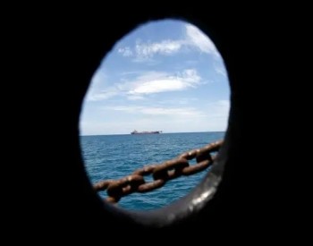 联合国工程船抵达“萨<em>菲</em>尔”号油轮附近为转移原油做准备