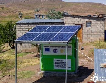 在莱索托农村，人们用太阳能售货亭<em>供电</em>