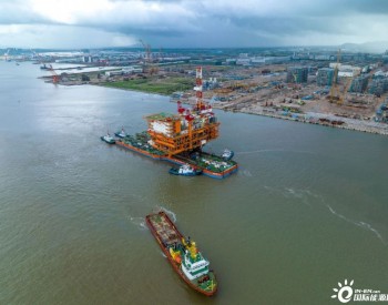 万吨级海上采油平台在广东珠海启航