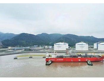 全球最大LNG运输加注船“<em>海洋石油</em>301”号靠泊宁波舟山港完成装载