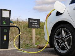 英国警告不要“过于依赖”中国电动汽车电池技术